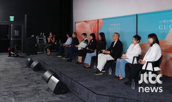 26일 오후 서울 메가박스 성수점에서 '구찌 임팩트 어워드 GUEST VISIT' 행사가 열렸다. 이날 모더레이터를 맡은 배우 김신록과 '그녀에게' 이상철 감독, 배우 김재화 '대도시의 사랑법' 배우 노상현, '되살아나는 목소리' 시네마달 김명주 팀장, '아침바다 갈매기는' 박이웅 감독, '정순' 정지혜 감독, 배우 김금순이 참석해 자리를 빛냈다. 박세완 엔터뉴스팀 기자 park.sewan@jtbc.co.kr