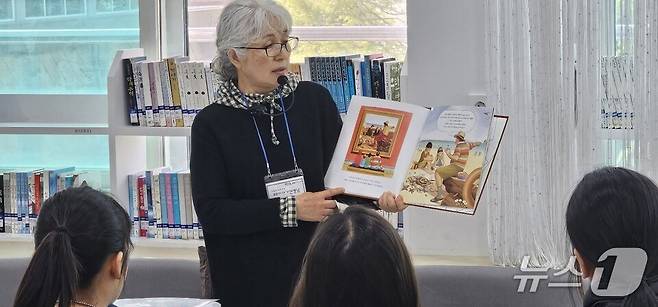 구례여중 '그림책 읽어주는 할머니'수업장면(전남도교육청 제공, 재판매 및 DB 금지)