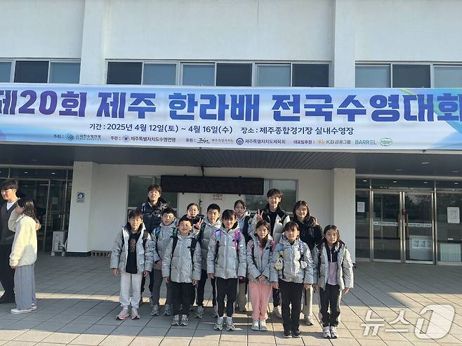 영암초 수영부 학생들이 기념사진을 찍고 있다. (전남도교육청 제공, 재판매 및 DB 금지)