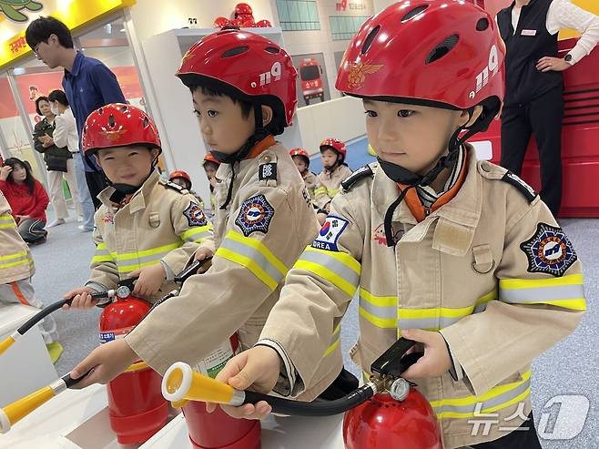 석곡초등학교병설유치원생들이 안전체험을 하고 있다.(전남도교육청 제공, 재판매 및 DB 금지)