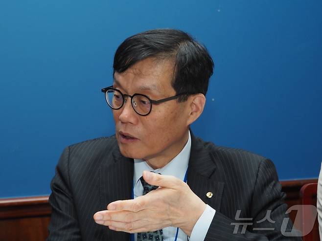 이창용 한국은행 총재가 25일(현지시간) 미국 워싱턴DC 인근에서 한국 기자들과 만나 도널드 트럼프 미국 대통령의 상호관세로 인한 불확실성에 대해 언급하고 있다.(워싱턴특파원단 사진제공) ⓒ News1 류정민 특파원