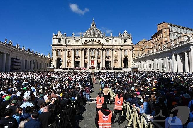 26일(현지시간) 바티칸 성 베드로 광장에서 프란치스코 교황의 장례 미사가 엄수되고 있다. 2025.04.26. ⓒ AFP=뉴스1 ⓒ News1 이지예 객원기자