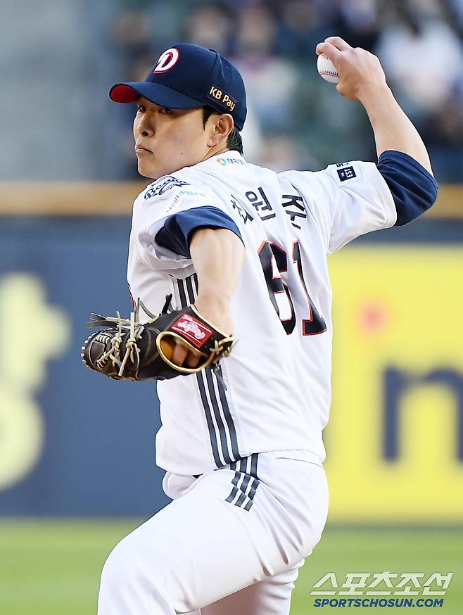 25일 서울 잠실구장에서 열린 롯데-두산전. 선발투수 최원준이 투구하고 있다. 잠실=정재근 기자 cjg@sportschosun.com/2025.4.25/