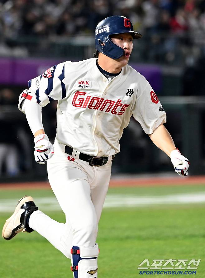 10일 부산 사직야구장에서 열린 KIA와 롯데의 경기, 6회말 롯데 나승엽이 2루타를 치고 질주하고 있다. 부산=허상욱 기자wook@sportschosun.com/2025.04.10/