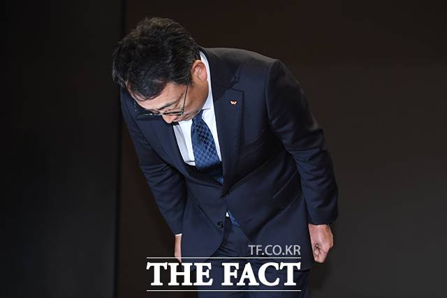 유영상 SK텔레콤 대표이사가 25일 서울 중구 SKT타워에서 SK텔레콤 이용자 유심(USIM) 정보가 해커 공격으로 유출된 것과 관련해 사과하고 있다. /장윤석 기자