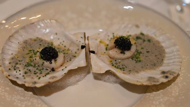 가리비 관자, 소 연골, 익스트렉션 기법으로 추출한 이베리코 하몽 소스와 오세트라 캐비아. /시그니엘 스테이 서울