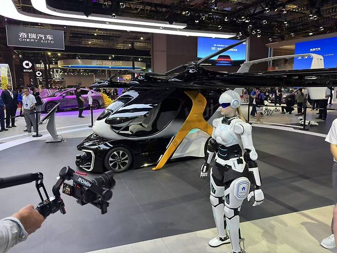 23일 중국 상하이에서 열린 상하이모터쇼 체리자동차 부스에 휴머노이드 로봇이 서 있다. /연합뉴스