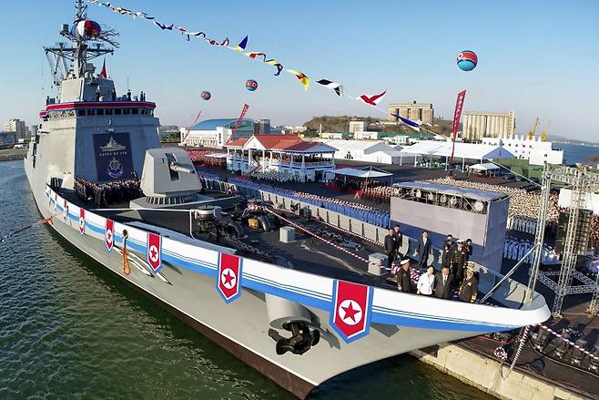 북한 노동당 기관지 노동신문은 25일 “김정은 동지를 모시고 새로 건조한 구축함 진수 기념식이 조선혁명의 첫무장력의 창건일인 뜻깊은 지난 25일 남포조선소에서 성대히 진행됐다”라고 보도했다. 평양 노동신문=뉴스1