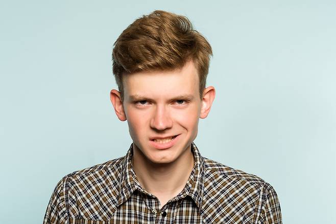 한쪽 입꼬리만 올라가는 '경멸의 표정'이 이혼을 예고하는 강력한 위험 신호라는 연구결과가 나왔다. 사진=-게티이미지