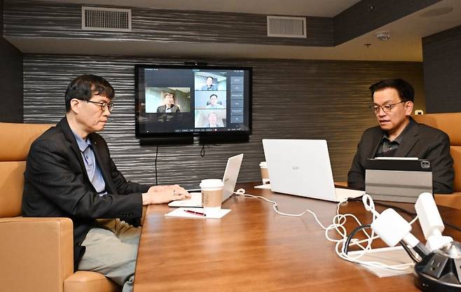 한미 통상협의와 주요 20개국(G20) 재무장관회의 및 국제통화금융위원회(IMFC)' 참석을 위해 미국 워성턴D.C.를 방문중인 최상목 부총리 겸 기획재정부 장관(오른쪽)은 26일(현지시간) 이창용 한국은행 총재와 함께 화상으로 거시경제금융현안간담회를 열었다.기재부 제공