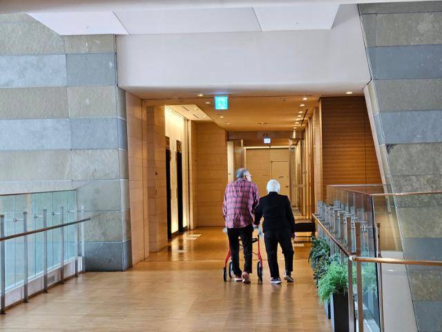 지난달 31일 서울 광진구의 한 프리미엄 시니어 레지던스에서 거주자들이 건물 안을 산책하고 있다. 신지후 기자