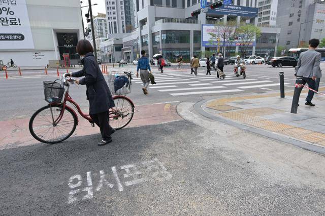 강동구 대형 땅꺼짐에 이어 연달아 땅꺼짐이 발견된 강동역 1번 출구 인근 횡단보도가 17일 임시조치돼 있다. 16일 서울 동부도로관리사업소는 임시 보수 조치를 실시하고 정확한 원인 분석을 구청에 의뢰했다. 최주연 기자