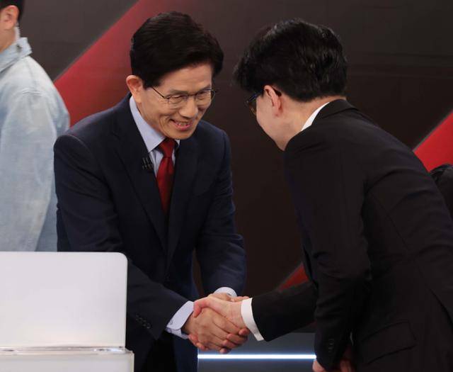 26일 서울 중구 매경미디어센터에서 열린 국민의힘 대통령 선거 제2차 경선 후보자 토론회에서 김문수, 한동훈 후보가 인사를 나누고 있다. 뉴스1