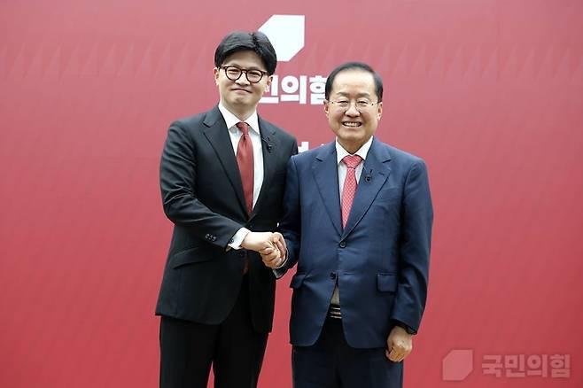 홍준표(오른쪽) 후보와 한동훈 후보. (국민의힘)