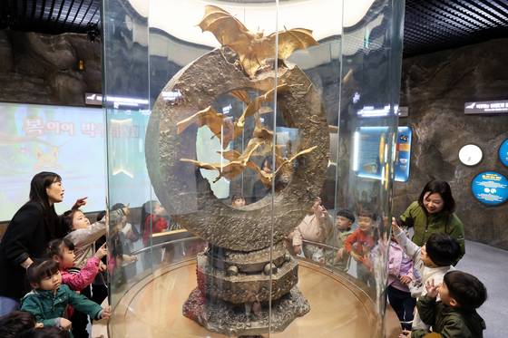 전남 함평군 함평엑스포공원을 찾은 유치원 아이들이 순금으로 만든 황금박쥐상을 바라보고 있다. 연합뉴스