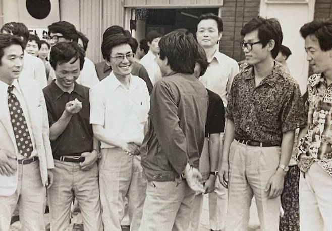 안종필(왼쪽에서 세번째) 은 1975년 3월 130여명이 동아일보사부터 축출당하던 당시 기자협회 동아일보 분회장이었으며 유신체제 말기 3년 동안 동아투위 위원장으로 자유언론실천운동을 선도했다.