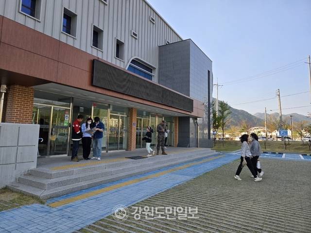 ▲ 26일 오후 1시 11분쯤 인제군 상남면 하남리 인근 야산에서 산불이 발생했다. 이 산불로 옛 현인병원 인근 주민들이 기린중고 체육관으로 대피하고 있다.