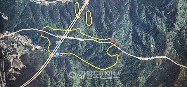 ▲ 26일 오후 1시 11분쯤 인제군 상남면 하남리 인근 야산에서 발생한 산불이 야간에도 확산하고 있는 가운데 산림소방인제군 등이 야간 진화에 주력하고 있다. 오후 9시 30분 현재 붉은 선이 불이 살아있는 지점이다.