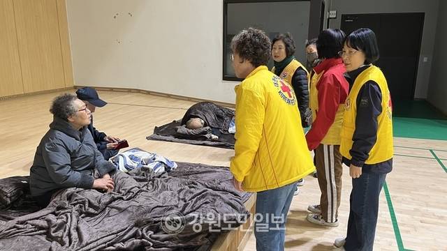 ▲ 인제 상남면 산불이 확산되자 26일 오후 7시 18분 양양 서면 송천리, 공수전리, 영덕리, 서림리, 황이리 등 인제군과 인접한 5개 마을 주민들에게 문자메시지를 통해 국민체육센터에 대피하라는 1차 대피조치를 내렸다.