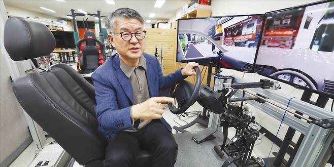 윤명환 서울대 산업시스템혁신연구소장(산업공학과 교수)이 25일 서울대 관악캠퍼스에서 인간과 인공지능(AI)이 팀을 이뤄 함께 일하는 ‘공진화(co-evolution)’ 개념을 설명하고 있다. 그는 “사람이 중심이 되고 AI는 사람을 보조하거나 강화하는 ‘휴먼 인 더 루프’ 방식이 필요하다”고 강조했다. /이솔 기자