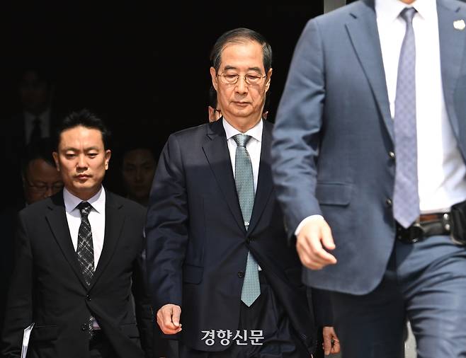 한덕수 대통령 권한대행 겸 국무총리가 지난 24일 추가경정예산안에 대한 시정연설을 마치고 국회를 나서고 있다. 국회사진기자단