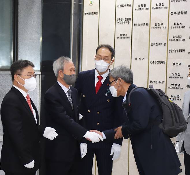 김장하 선생은 2021년 12월 장학사업 등을 벌인 재단법인 남성문화재단을 해산하고 남은 재산 34억 5000만원을 경상국립대로 이관했다. 경상국립대가 연 ‘재산 수증증서 전달식’에서 김장하 선생(왼쪽 두 번째)과 김주완 기자와 악수하고 있다. 김장하 선생은 이 전달식을 두고 “버렸으면 미련 없이 버려야지. 줬으면 그만이지. 감사패 그거 뭐 하려고”라고 말했다고 한다. 김주완 기자 제공