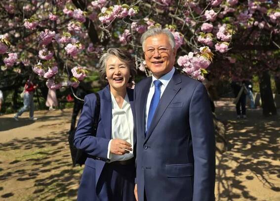 26일 문재인 전 대통령이 김정숙 여사와 함께 꽃나무 아래에서 찍은 사진을 공개했다. 문 전 대통령 페이스북 갈무리