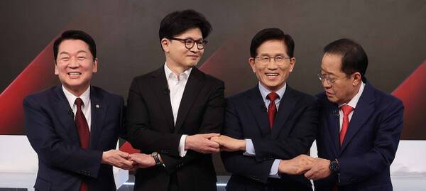 26일 서울 중구 매경미디어센터에서 열린 국민의힘 대통령 선거 제2차 경선 후보자 토론회에서 경선 후보들이 토론에 앞서 기념 촬영을 하고 있다. 왼쪽부터 안철수, 한동훈, 김문수, 홍준표 경선 후보. 연합뉴스