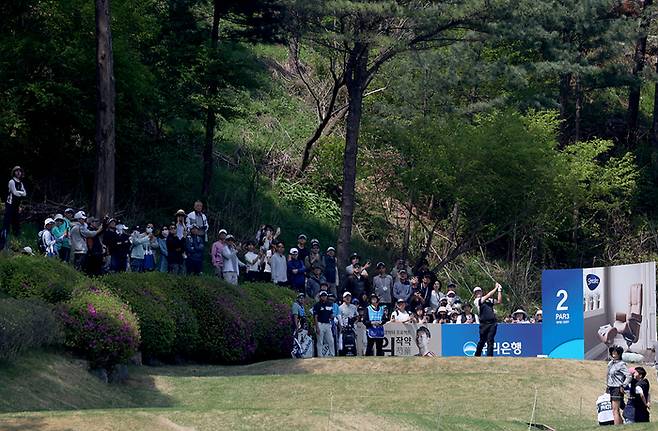 서원밸리 컨트리클럽 2번홀에 모여 있는 관중들. KPGA