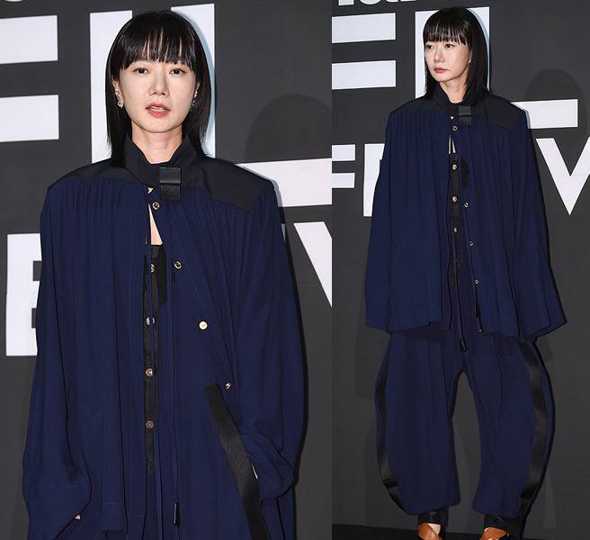 배두나가 독보적인 네이비 셋업 스타일로 ‘마리끌레르 영화제’ 포토월을 압도했다. 사진=천정환 기자