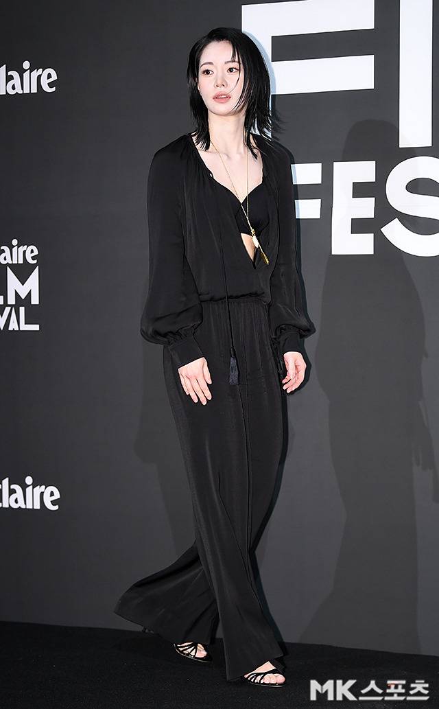 블랙 점프슈트 스타일을 선택해 과감하면서도 고급스러운 분위기를 완성했다. 사진=천정환 기자