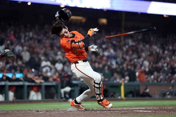 이정후는 9회 머리로 날아오는 공을 피하려다 삼진을 당했다. 사진= Getty Images/AFP= 연합뉴스 제공