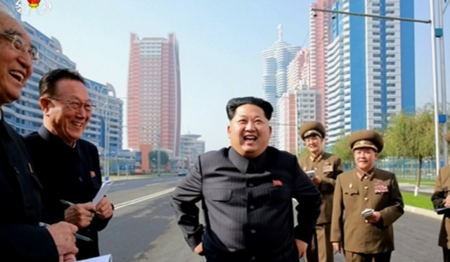 간부들과 함께 미래과학자거리를 시찰중인 김정은 국무위원장. 조선중앙통신 연합뉴스