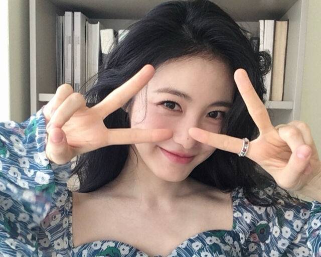 신예은이 예능에서 허당기 있는 모습을 보여줘 웃음을 자아냈다. / 신예은 SNS 캡처