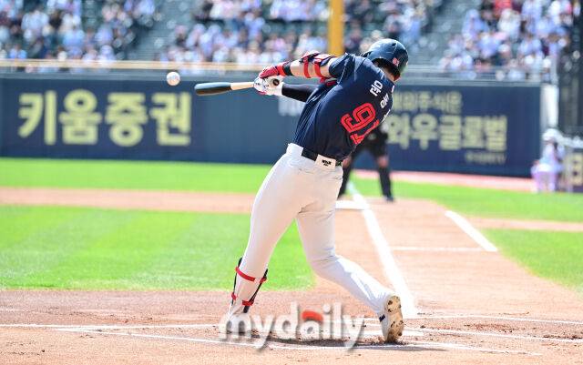 2025년 4월 26일 오후 서울 잠실구장에 진행된 '2025 신한 SOL뱅크 KBO 리그' 롯데 자이언츠와 두산 베어스의 경기. 롯데 윤동희가 1회초 1사 후 안타를 치고 있다./잠실 = 유진형 기자