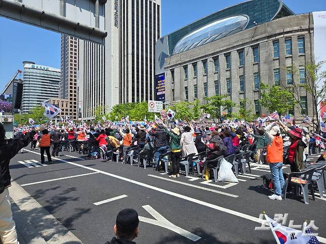 26일 오후 사랑제일교회 전광훈 씨가 이끄는 자유통일당이 서울 광화문 인근에서 집회를 열었다. 백담 기자