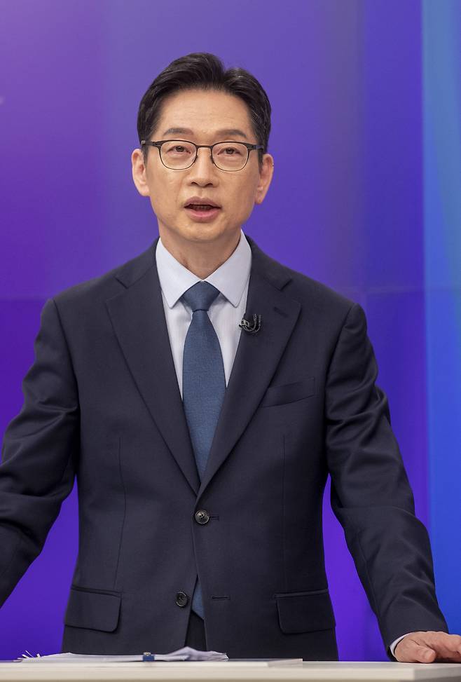김경수 더불어민주당 대선 경선 후보가 25일 서울 중구 티비조선 스튜디오에서 열린 민주당 경선 마지막 TV토론회에서 토론 준비를 하고 있다. 국회사진기자단