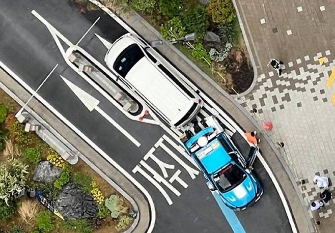 지난해 5월 인천 서구의 한 아파트에서 주민이 촬영한 ‘길막’ 승합차 견인 모습. 사회관계망서비스(SNS) 캡처