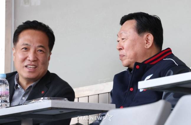 신동빈 롯데 회장(오른쪽)이 이강훈 구단 대표와 대화를 나누고 있다. /사진=김진경 대기자