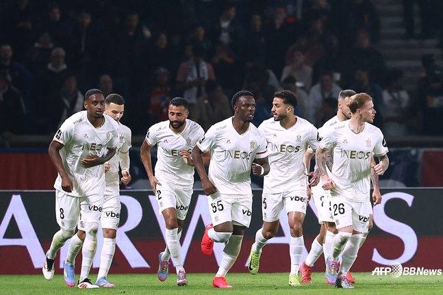 26일 오전 3시 45분(한국시간) 프랑스 파리의 파르크 데 프린스에서 열린 2024~2025시즌 프랑스 리그1 31라운드에서 PSG를 상대로 득점 후 OGC 니스 선수들. /AFPBBNews=뉴스1