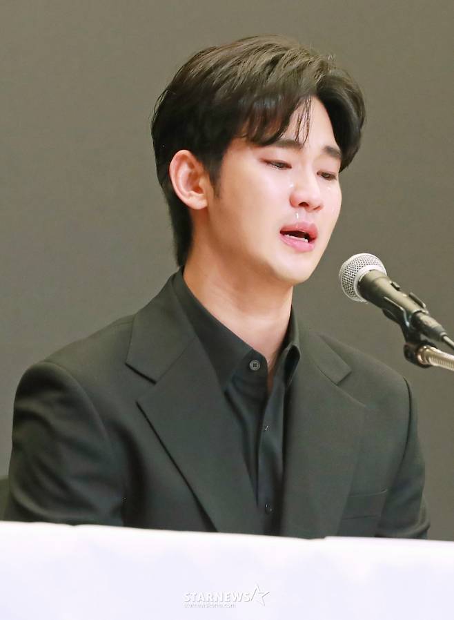 배우 김수현이 31일 오후 서울 마포구 상암동 스탠포드호텔에서 진행된 기자회견에서 최근 불거진 사생활 논란에 대해 밝히고 있다. /2025.03.31 /사진=이동훈 photoguy@