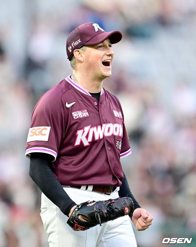 키움 히어로즈 케니 로젠버그가 26일 SSG 랜더스전에 선발 등판해 이닝을 막아내고 기뻐하고 있다.