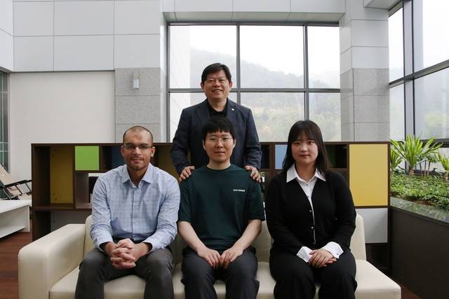 DGIST 에너지공학과 인수일 교수(가운데 상단)와 연구팀원들. DGIST제공