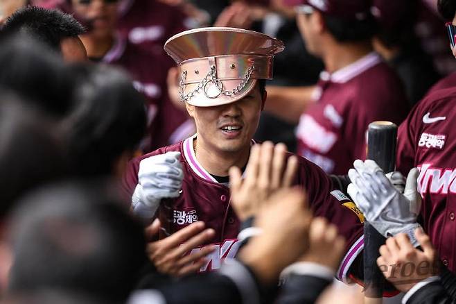 키움히어로즈 오선진이 SSG랜더스전에서 만루홈런을 터뜨린 뒤 더그아웃에서 동료들로부터 축하를 받고 있다. 사진=키움히어로즈