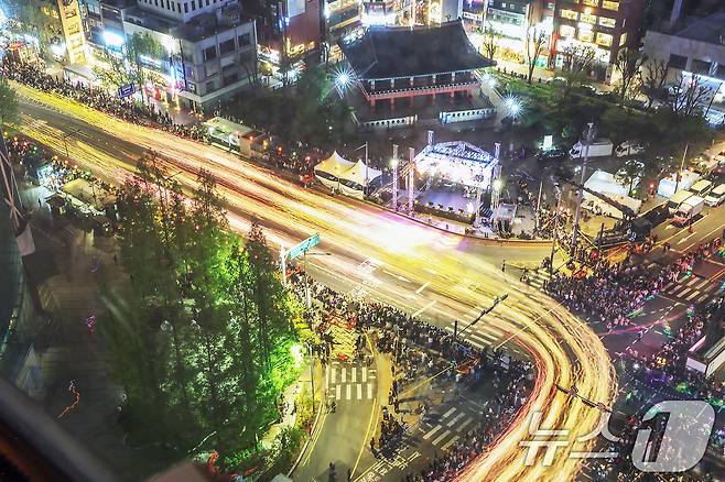 불기 2569년 부처님오신날을 앞두고 11일 저녁 서울 종로구 보신각 사거리 앞을 '연등회' 행렬이 지나고 있다. 연등회는 통일신라 시대부터 약 1200년 간 이어져 내려온 전통 문화행사로, 지난 2020년에는 유네스코 세계무형문화유산으로 등재됐다. 2024.5.11/뉴스1 ⓒ News1 민경석 기자