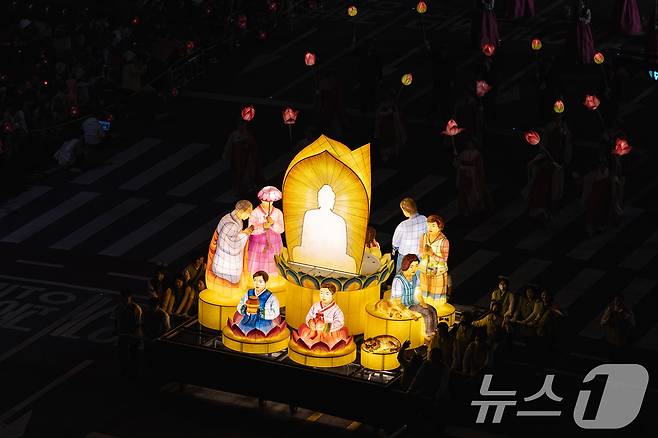 부처님 오신날을 일주일 여 앞둔 26일 서울 종로구 종로3가 일대에서 2025 연등행렬이 지나고 있다. 2025.4.26/뉴스1 ⓒ News1 이승배 기자