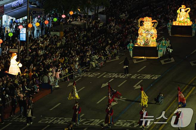 부처님 오신날을 일주일 여 앞둔 26일 서울 종로구 종로3가 일대에서 2025 연등행렬이 지나고 있다. 2025.4.26/뉴스1 ⓒ News1 이승배 기자