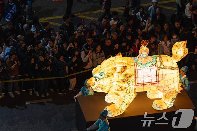 부처님 오신날을 일주일 여 앞둔 26일 서울 종로구 종로3가 일대에서 2025 연등행렬이 지나고 있다. 2025.4.26/뉴스1 ⓒ News1 이승배 기자