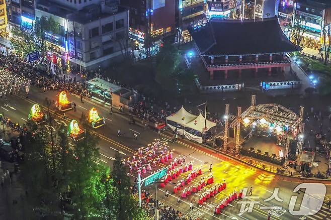 불기 2569년 부처님오신날을 앞두고 11일 저녁 서울 종로구 보신각 사거리 앞을 '연등회' 행렬이 지나고 있다. 연등회는 통일신라 시대부터 약 1200년 간 이어져 내려온 전통 문화행사로, 지난 2020년에는 유네스코 세계무형문화유산으로 등재됐다. 2024.5.11/뉴스1 ⓒ News1 민경석 기자