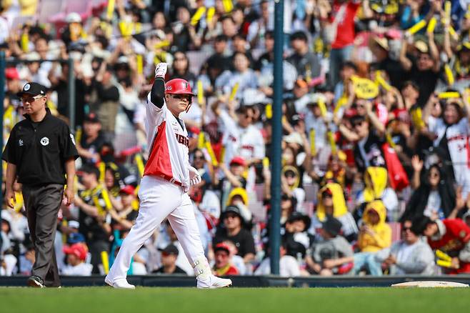 KIA 타이거즈 김선빈이 27일 열린 KBO리그 광주 LG 트윈스전에서 7회말 결승타를 때려 팀의 3-2 승리를 이끌었다. (KIA 타이거즈 제공)